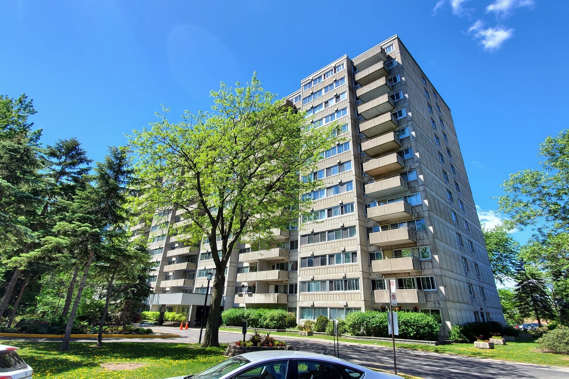 #902 - 750 Boul. Montpellier