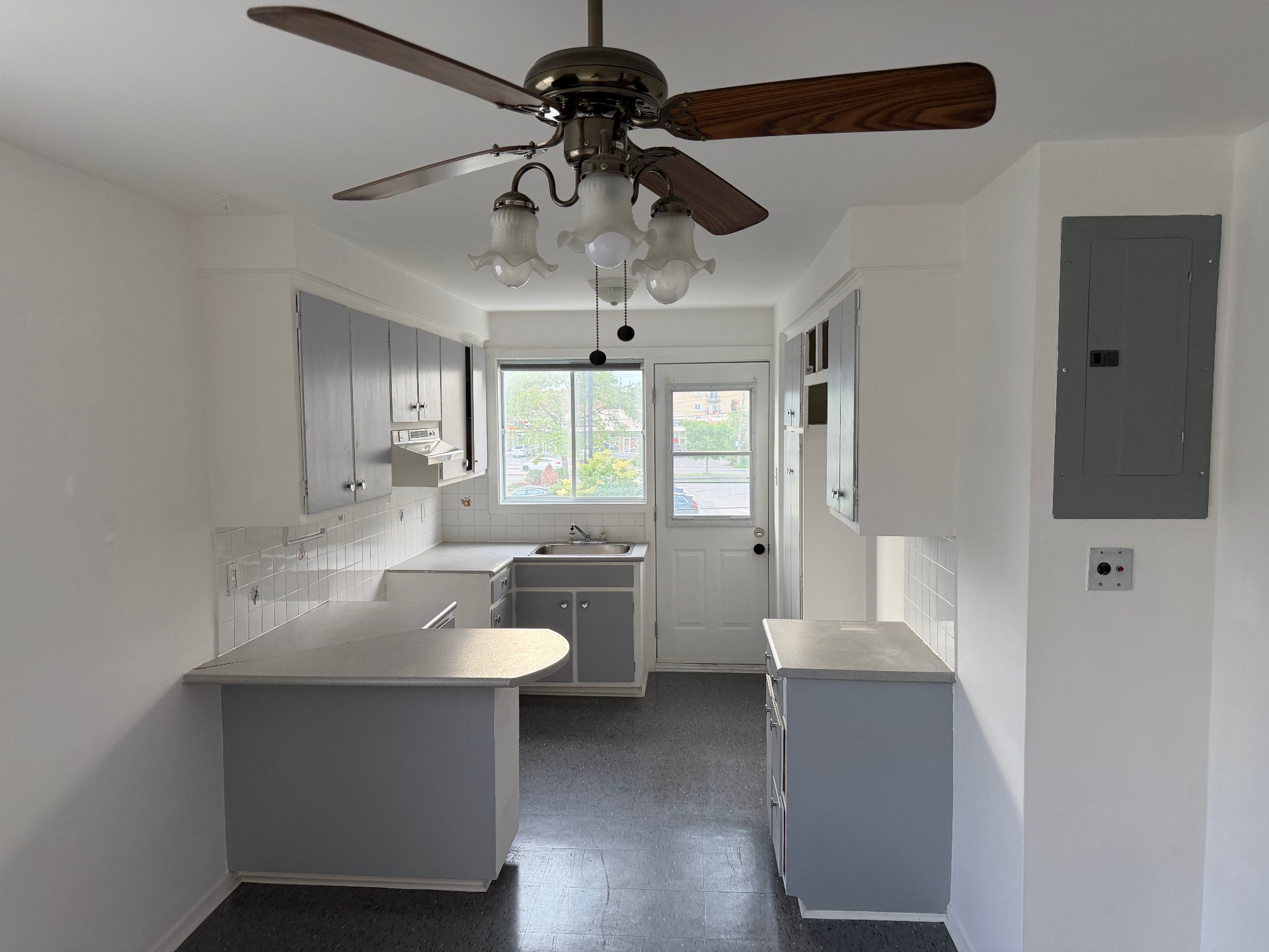 8425 Rue Dora