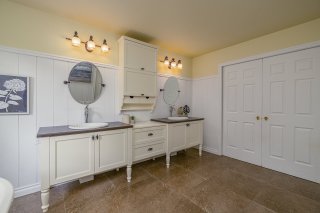 Ensuite bathroom