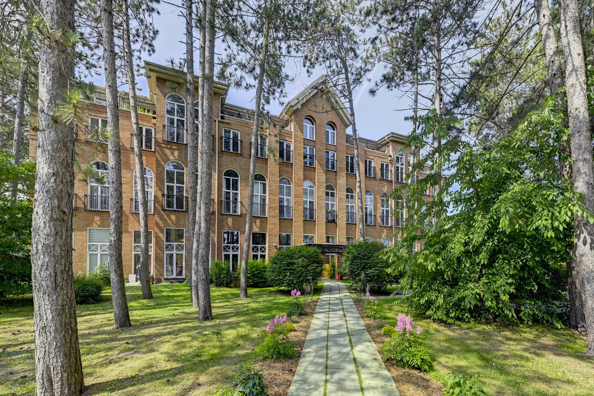 #203 - 1360 Av. du Golf-de-Bélair