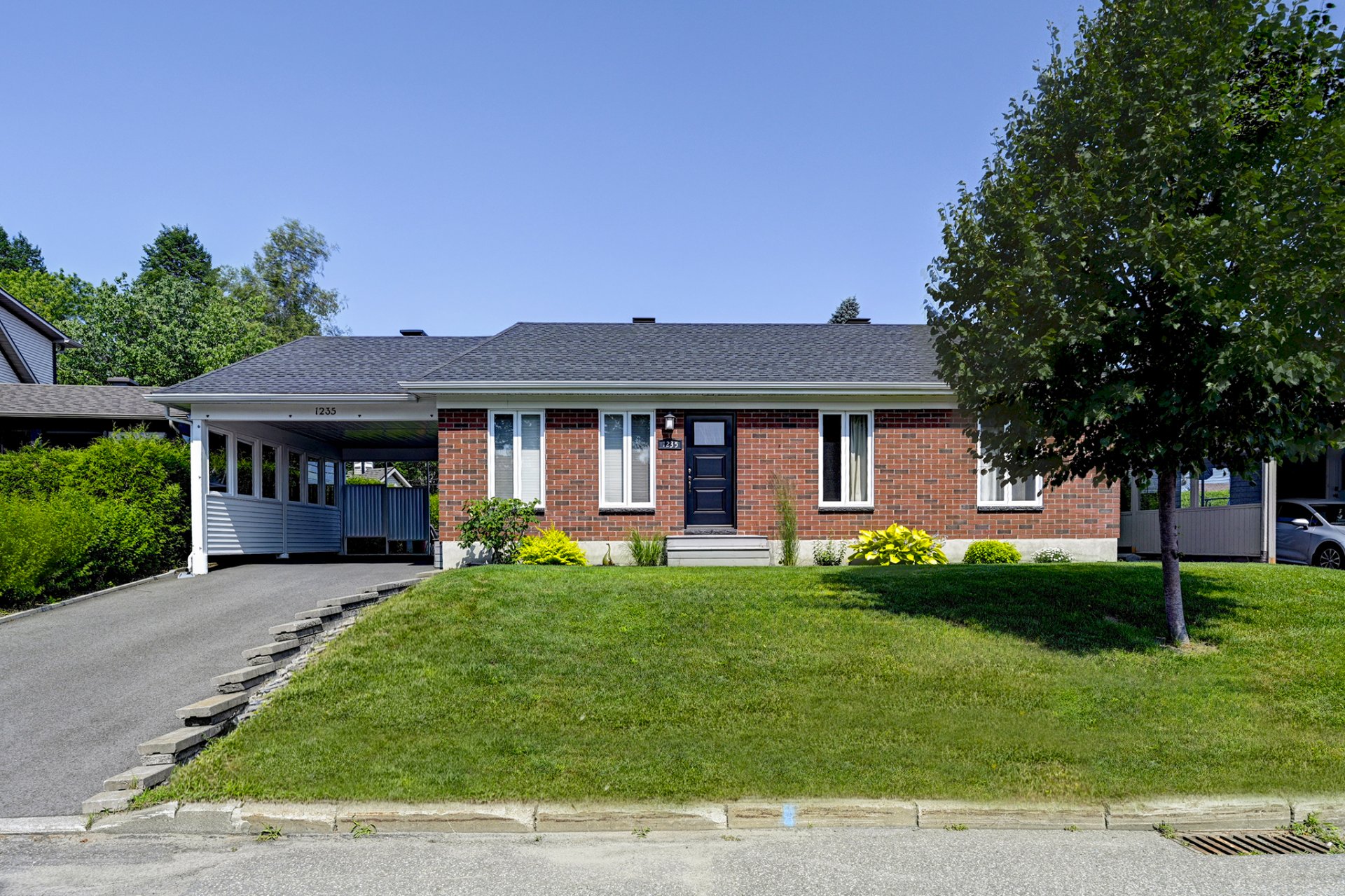 1235 Rue Louis-Hémon