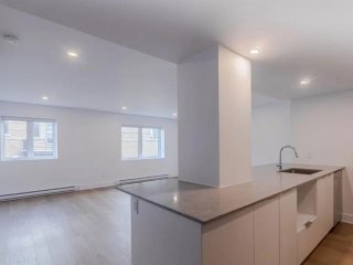 #402 - 37 Av. Roosevelt