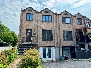 2100 Rue Quesnel