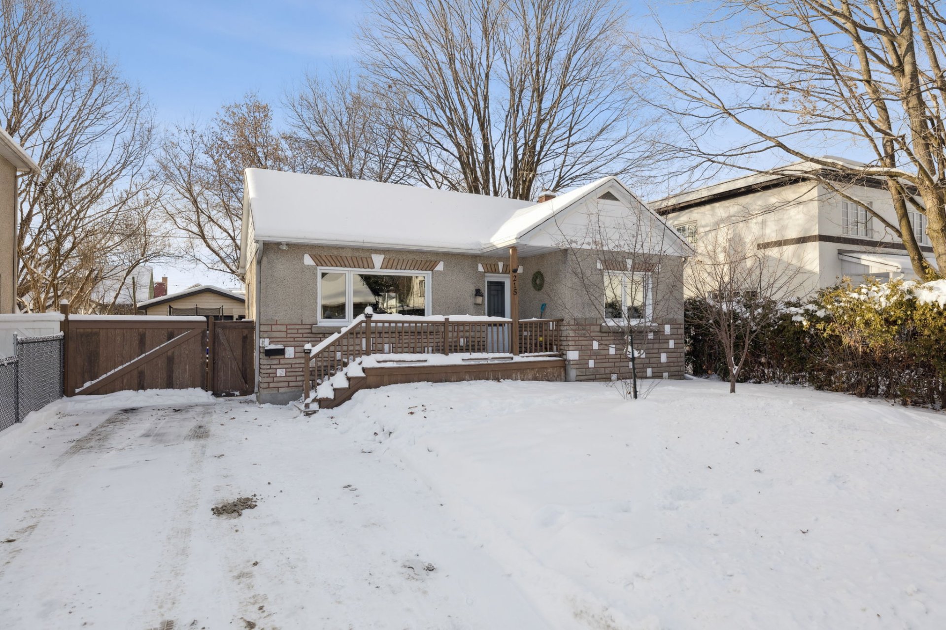 215 Rue Fernand-Arvisais