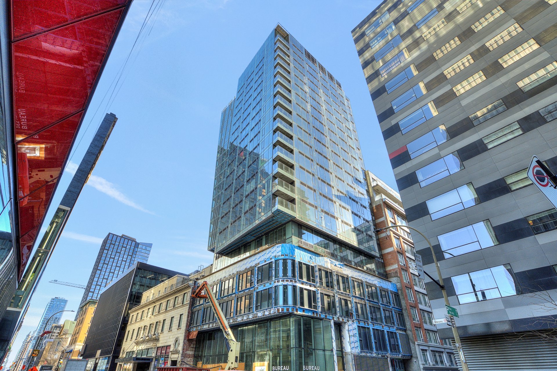 #1004 - 360 Rue Mayor