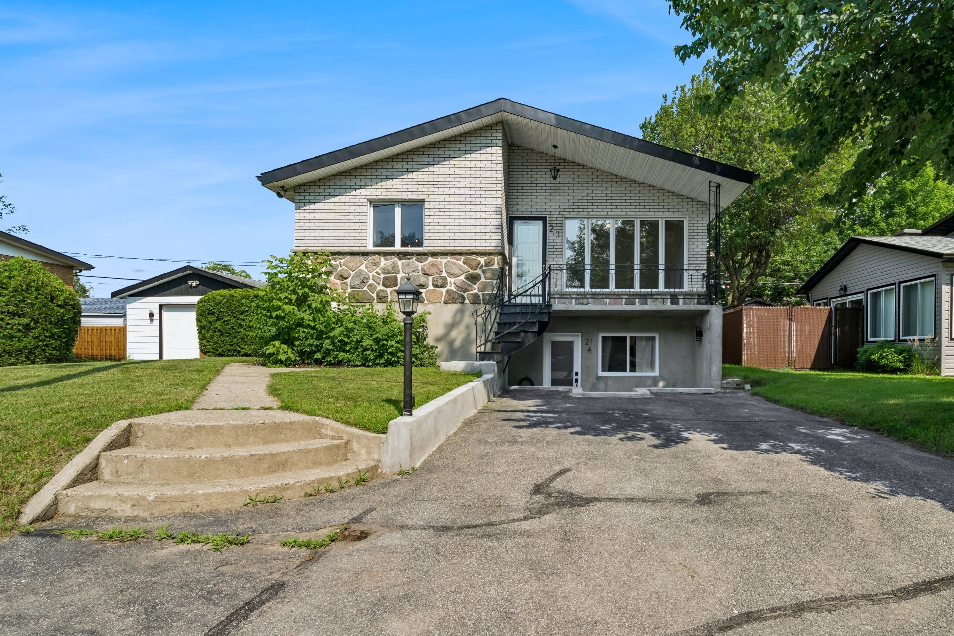 21 68e Avenue E.