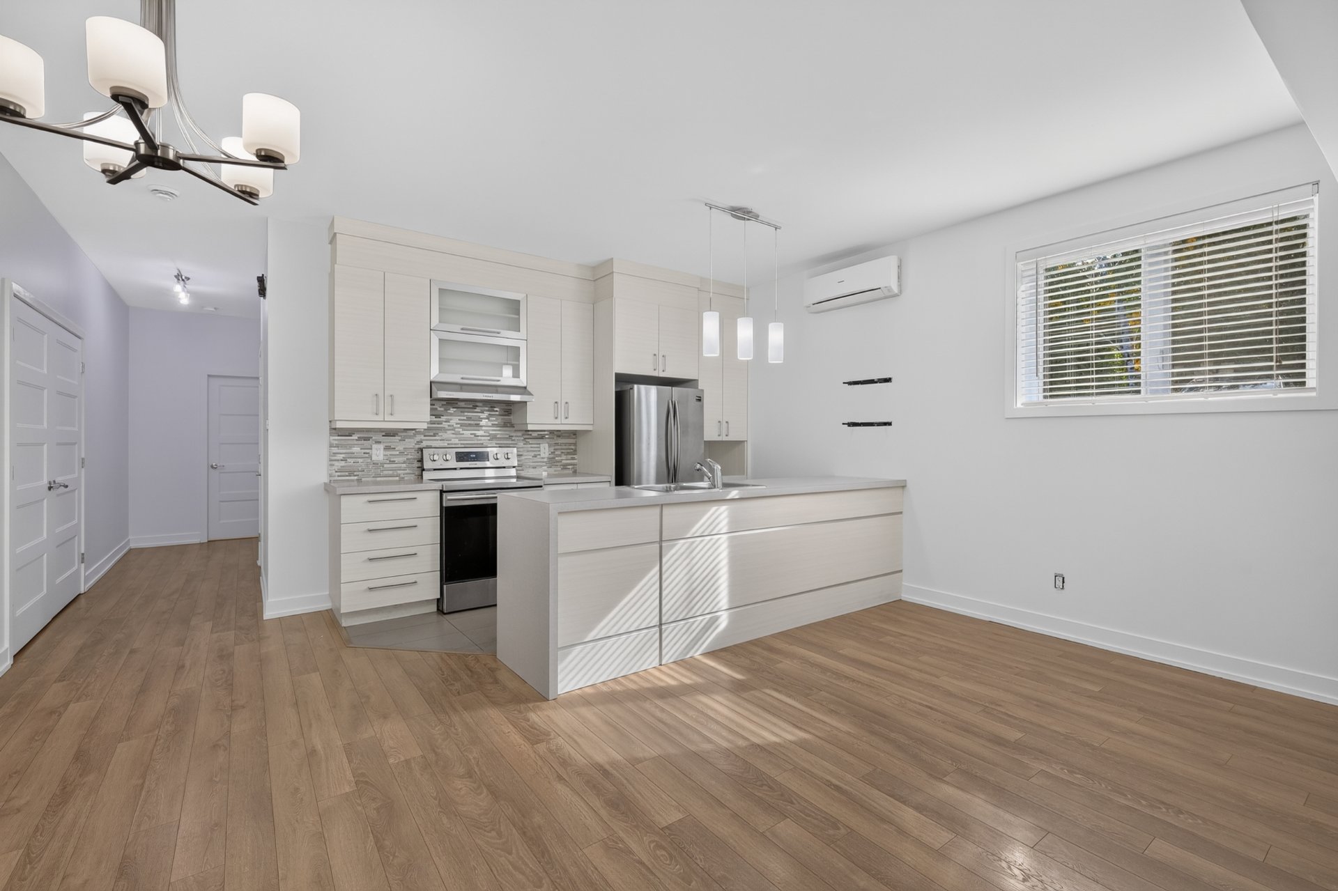 934 Rue Hubert — photo 3