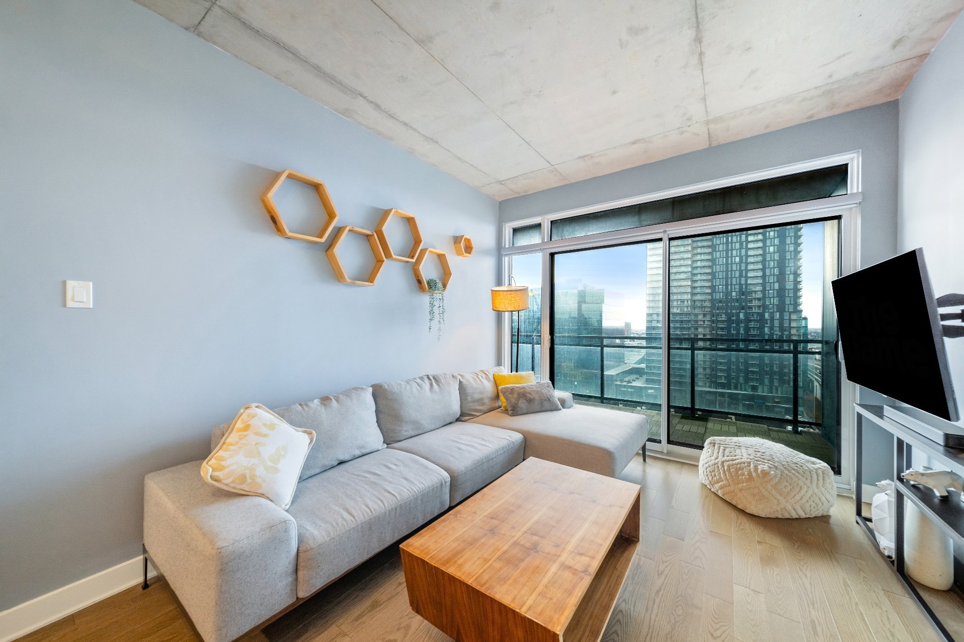 #1207 - 5905 Boul. du Quartier