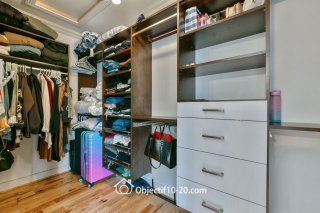 Walk-in closet