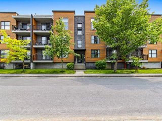 #200 - 16370 Rue Sherbrooke E.