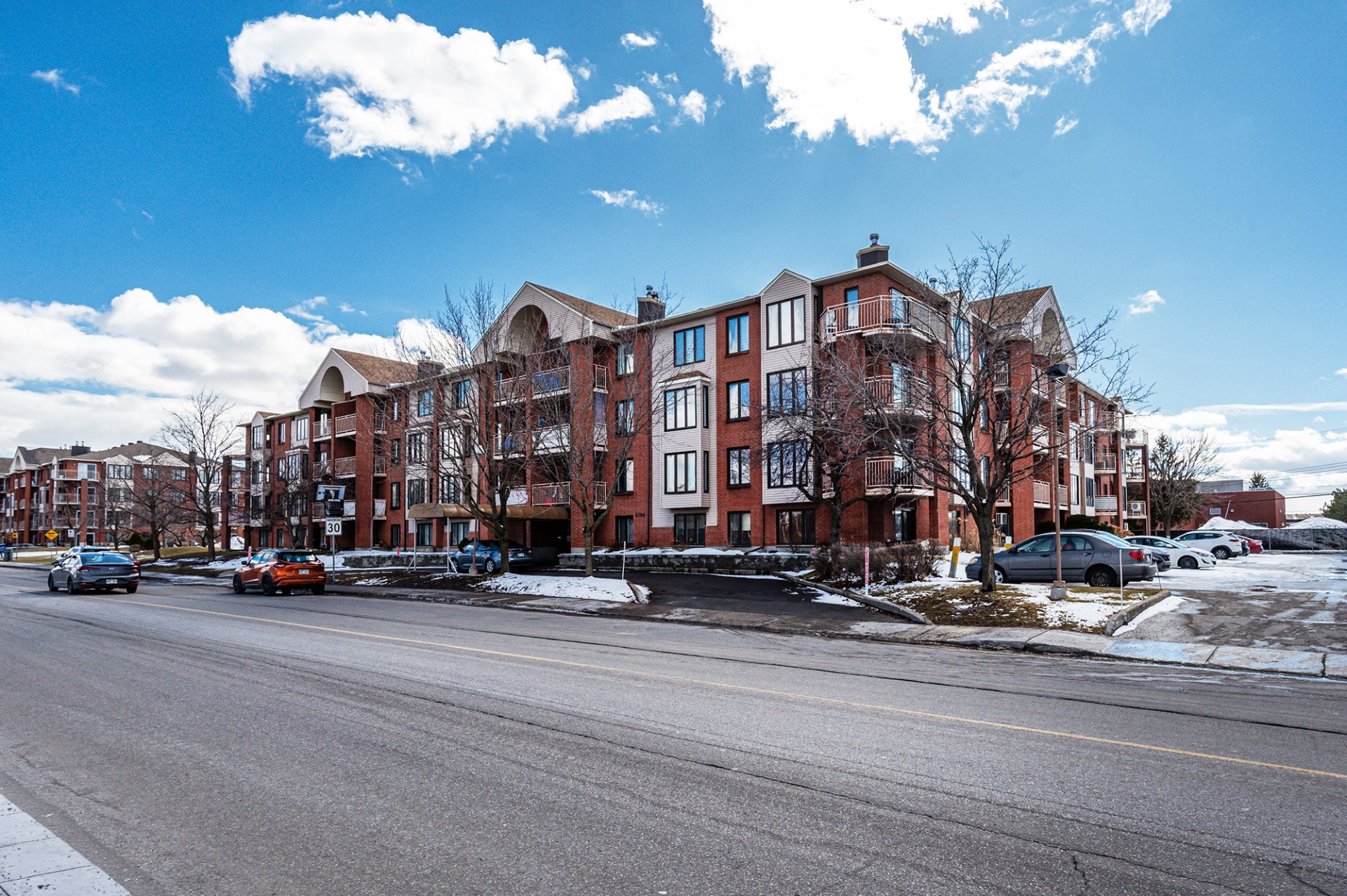 #407 - 4700 Rue René-Émard