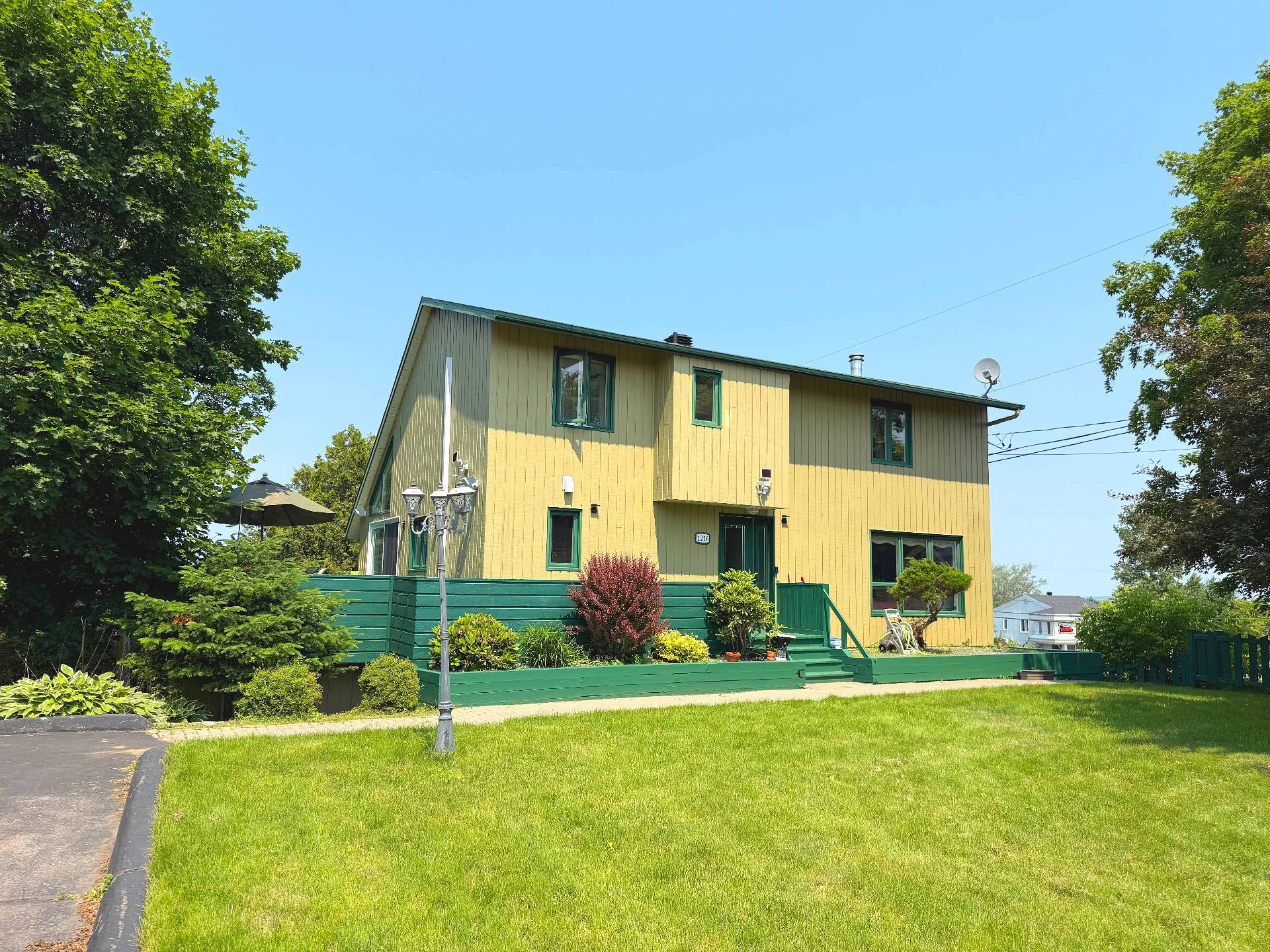 1216 Av. Pilote