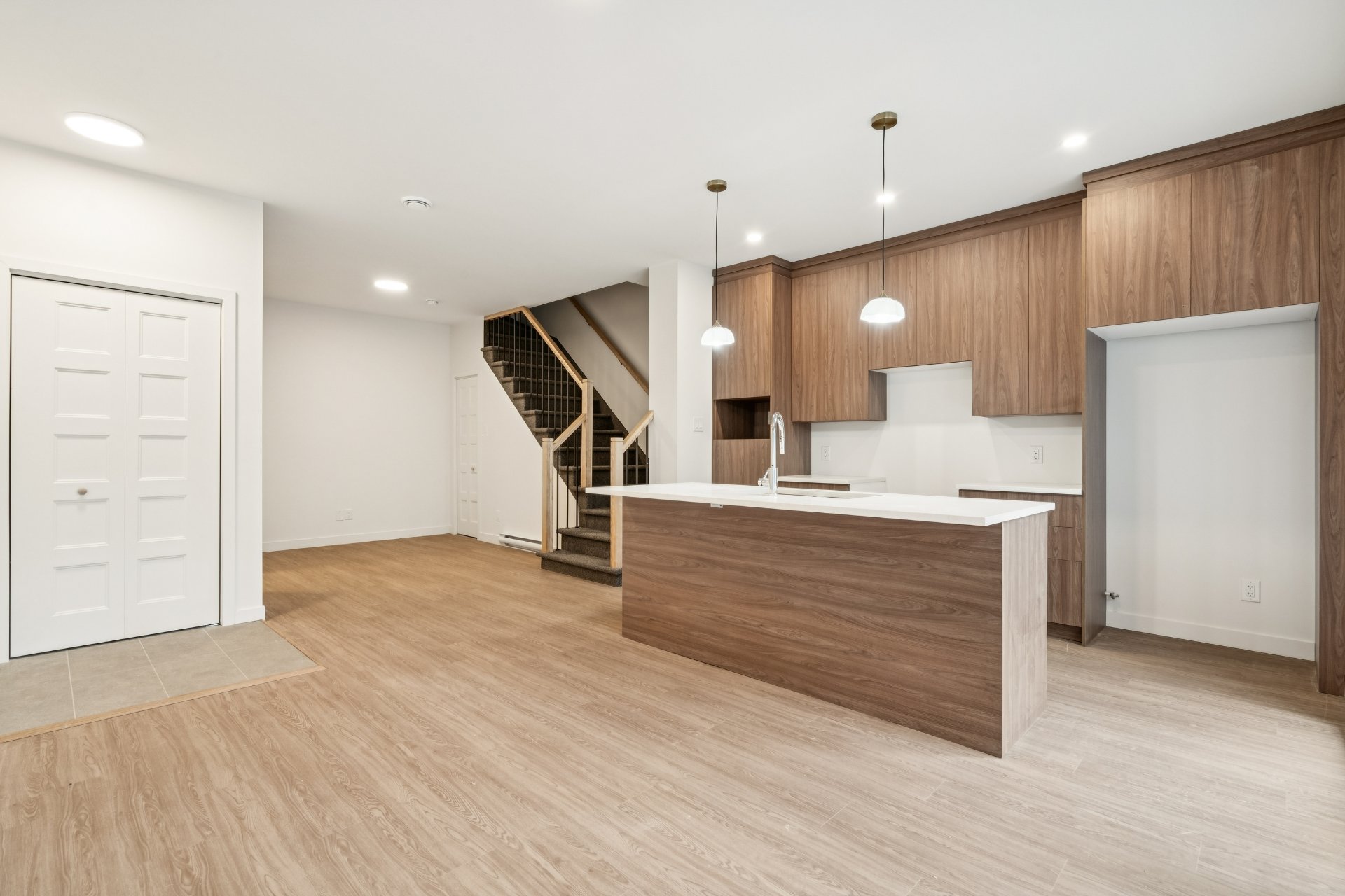 #103 - 196 Av. Boyer