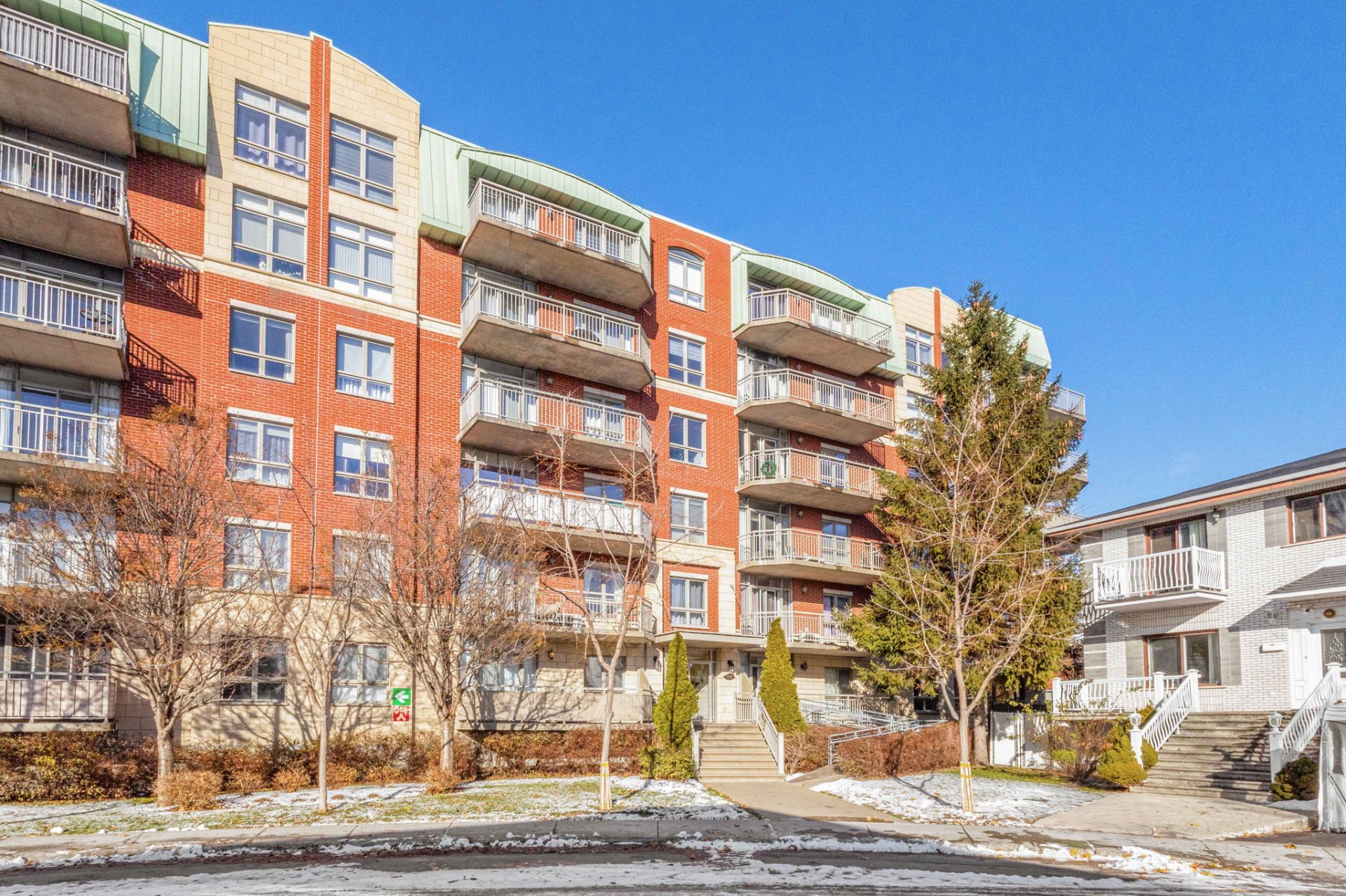 #202 - 7711 Rue Louis-Quilico