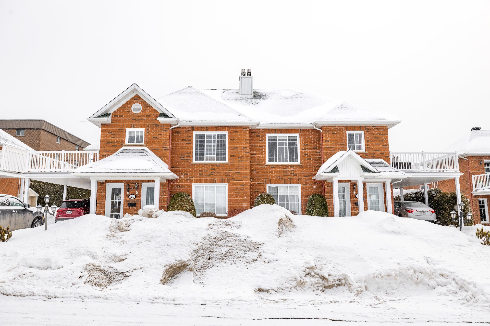 #1202B - 677 12e Avenue N.