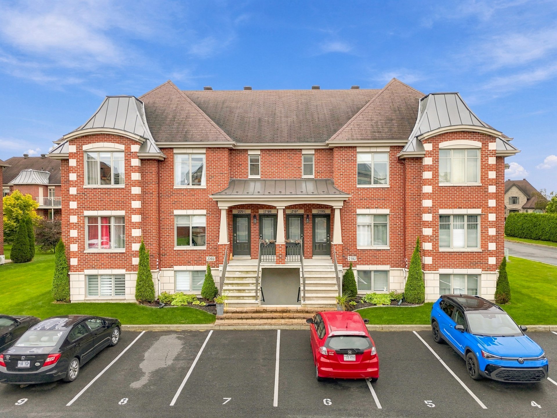  2199 Rue Marie-Anne-Legras