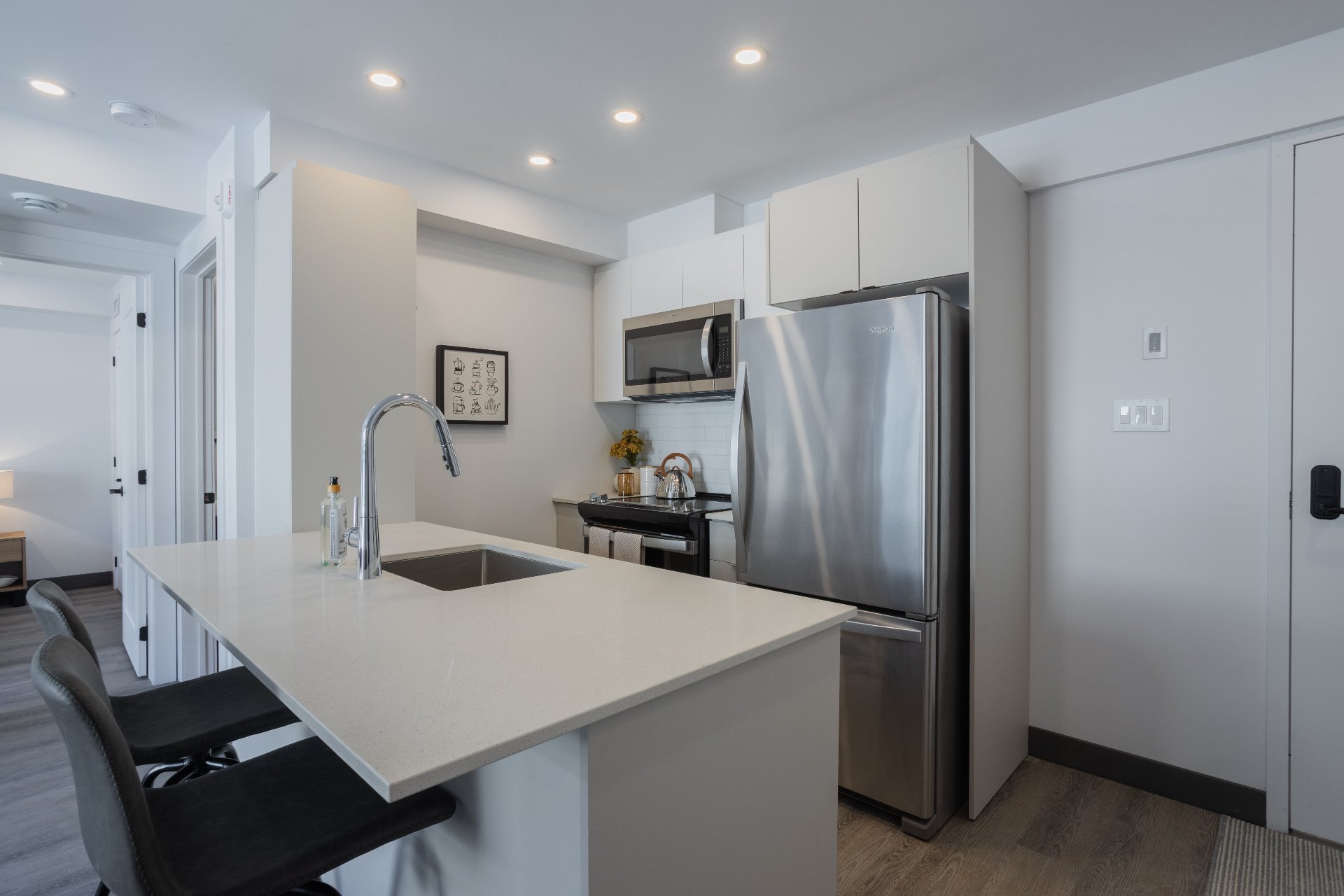 #304 - 490 Av. Lake