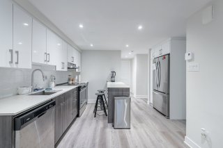 4528 Av. Earnscliffe