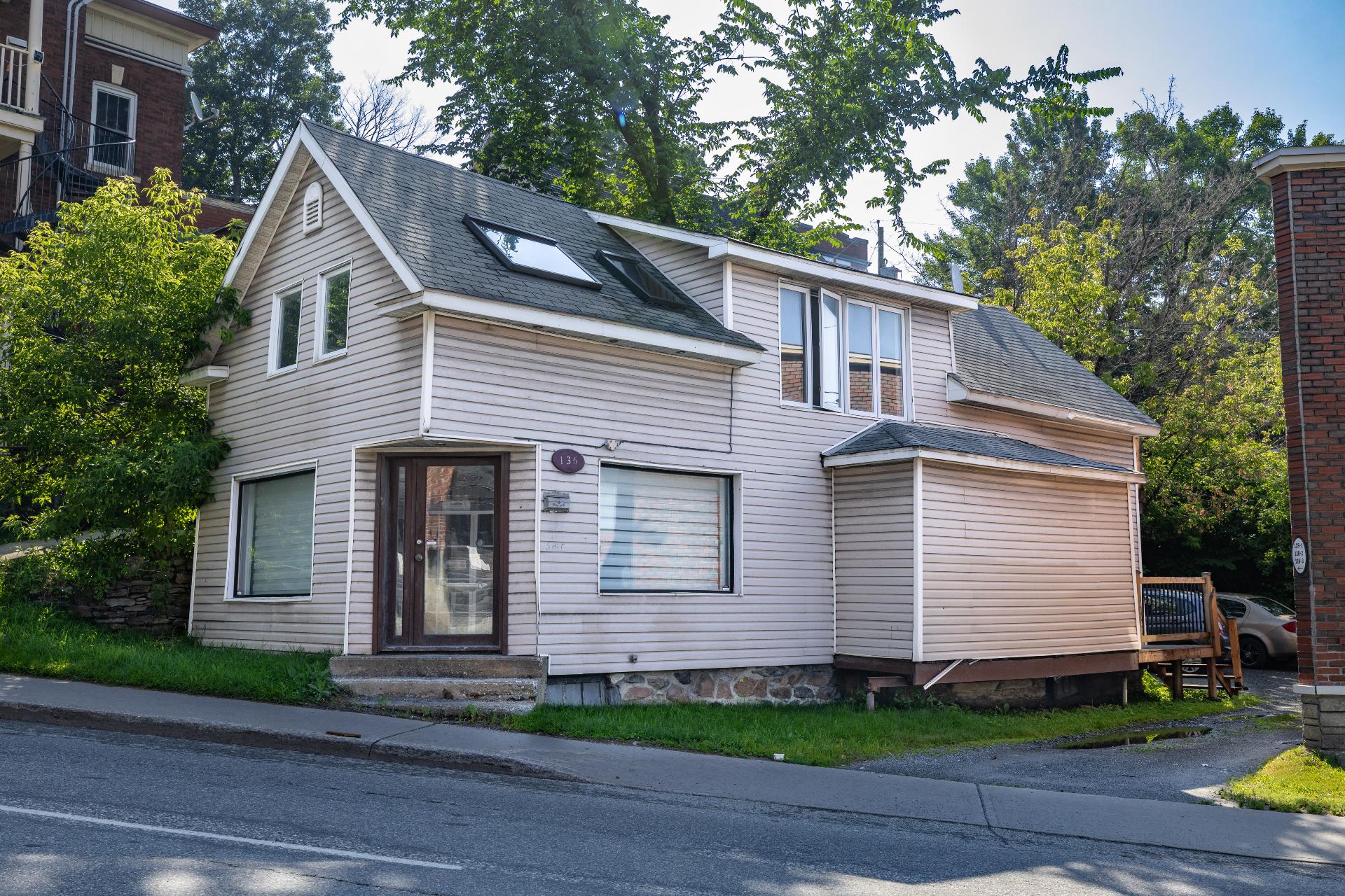 136 Rue King E.
