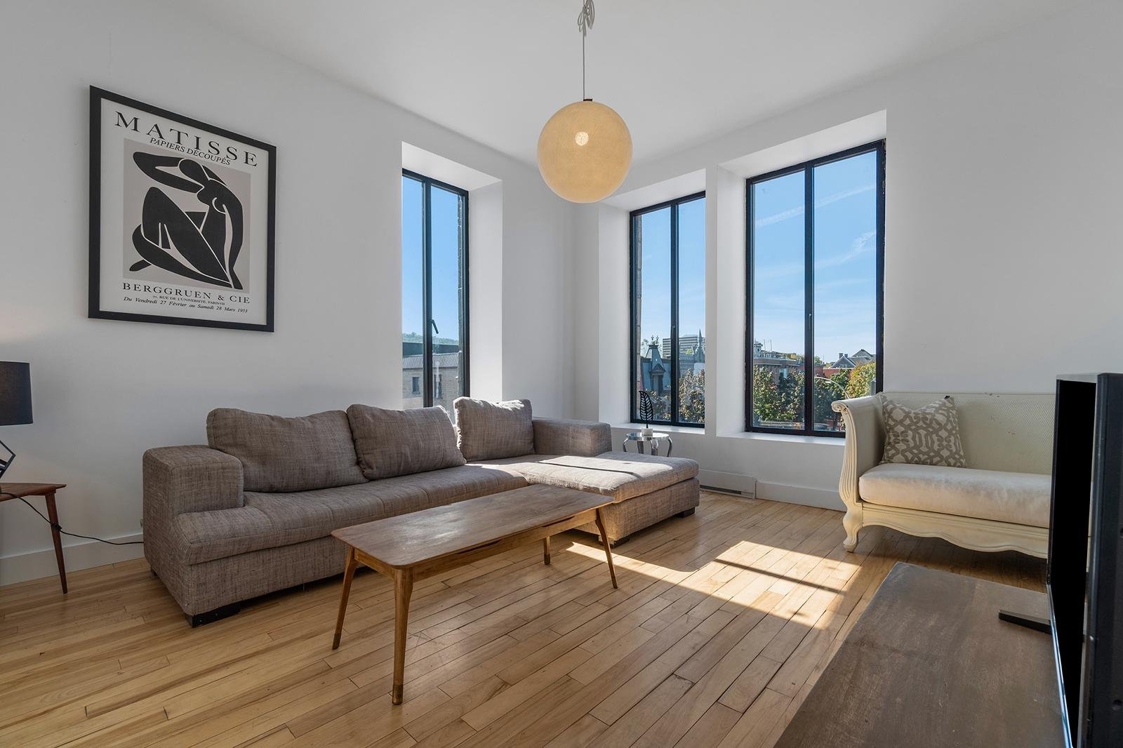 #3 - 250 Av. des Pins E.