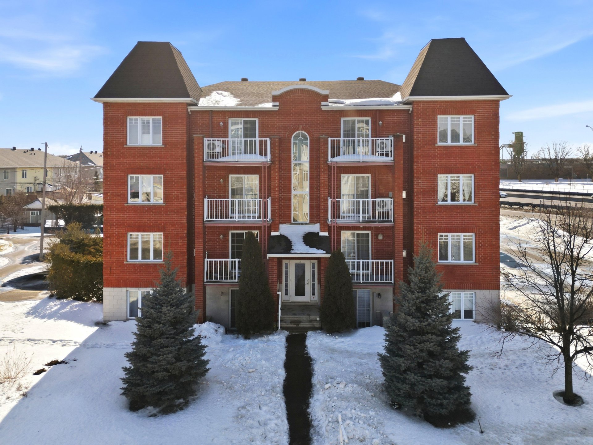 #2 - 15 Av. Papineau