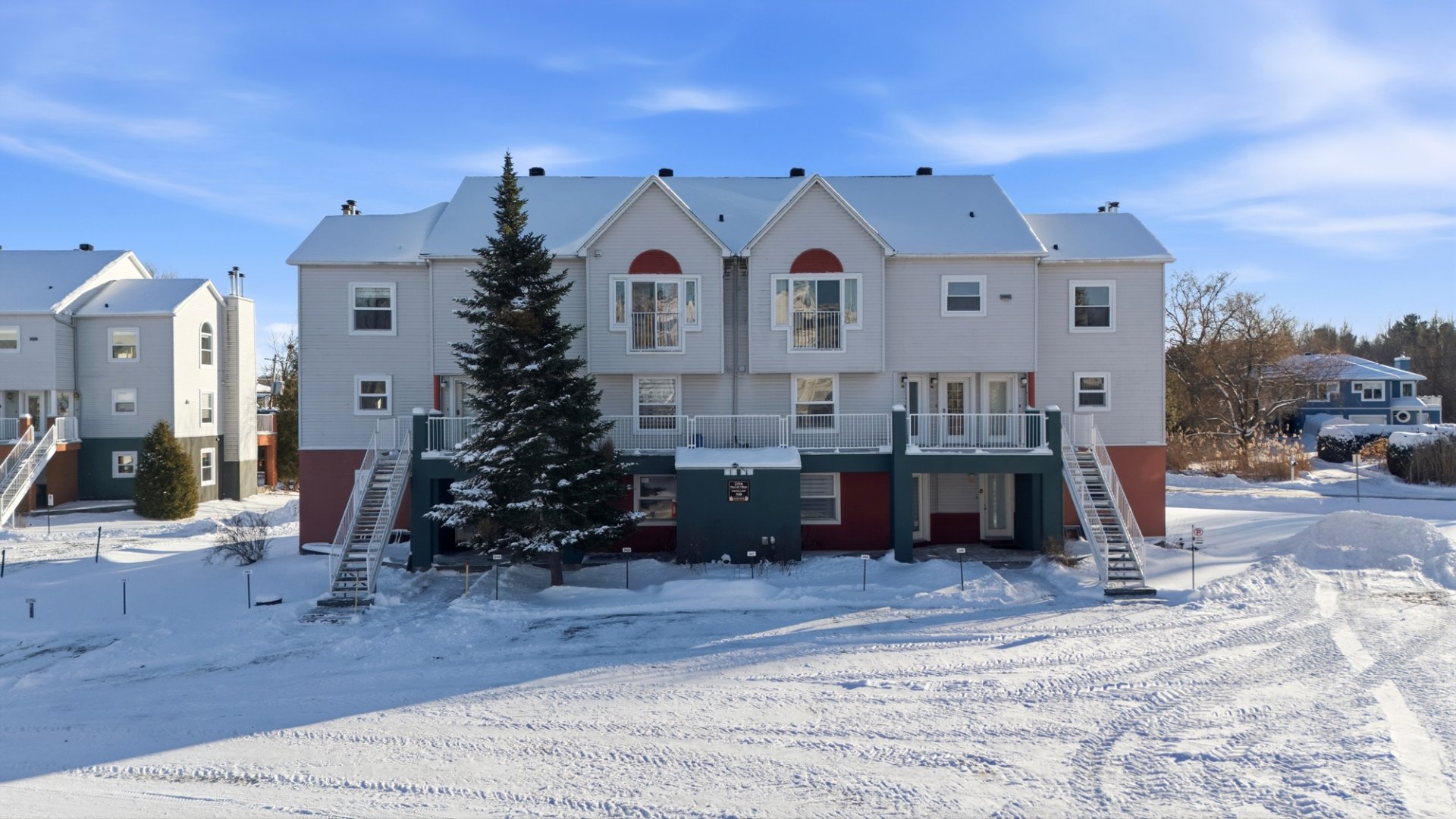  2350Z Place du Village