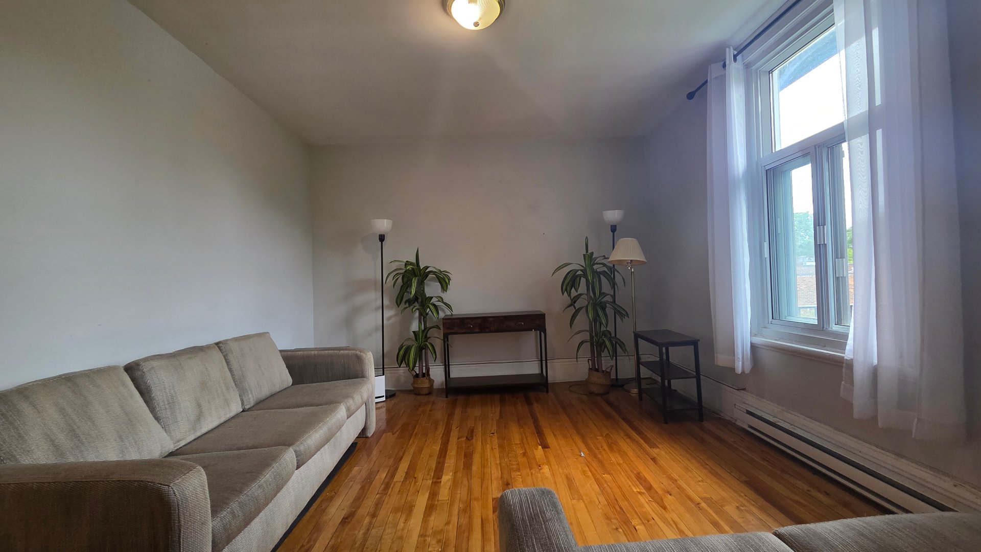 #4 - 2205 Av. Regent