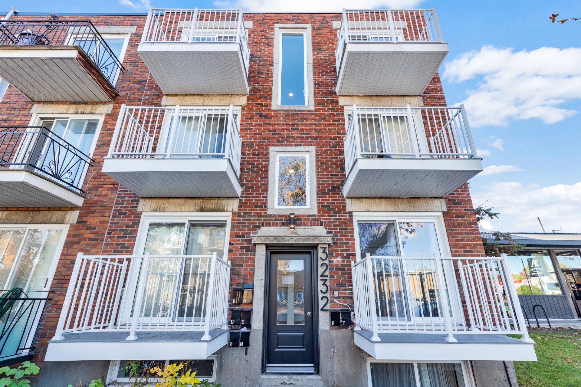 3232 Rue Des Ormeaux