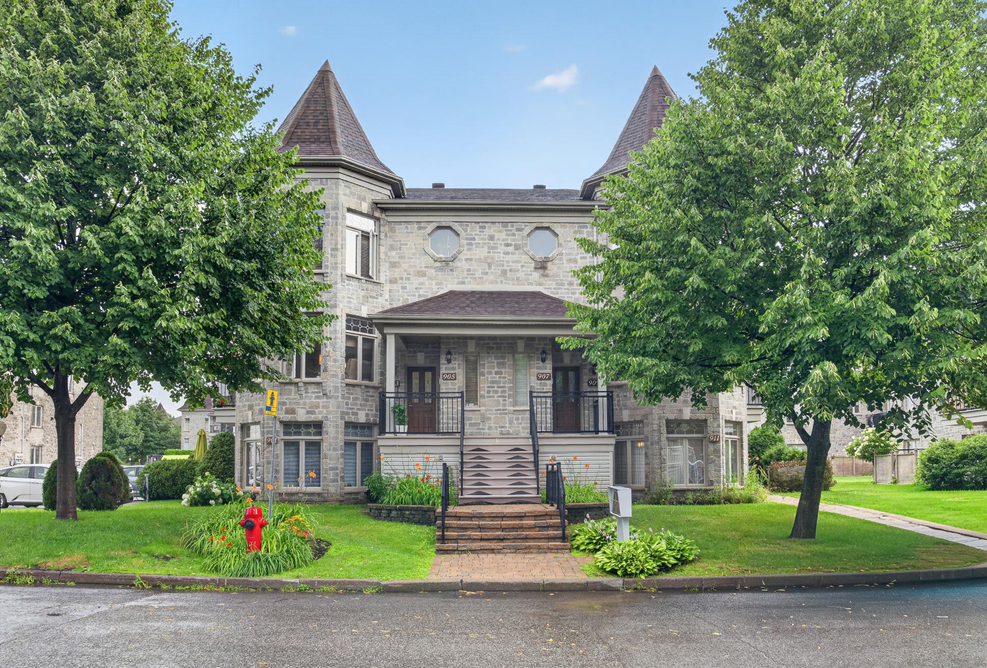903 Rue du Massif