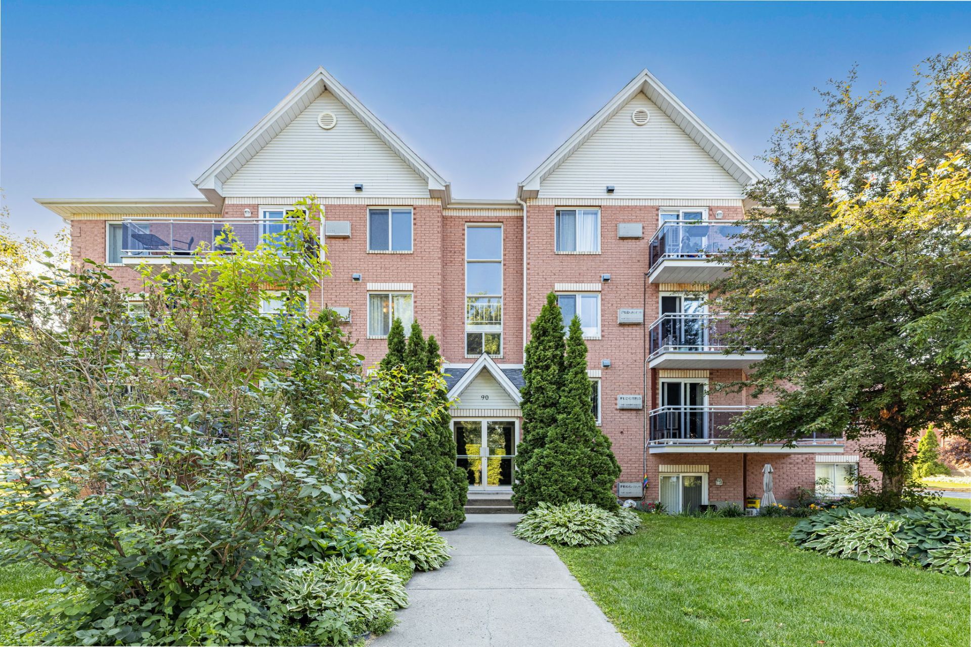 #102 - 90 Av. de Balmoral