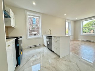 #301 - 4508 Rue Ste-Catherine O.