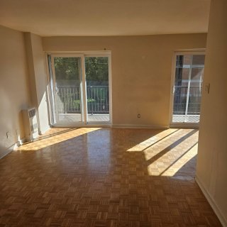 #303 - 5475 Av. Rosedale