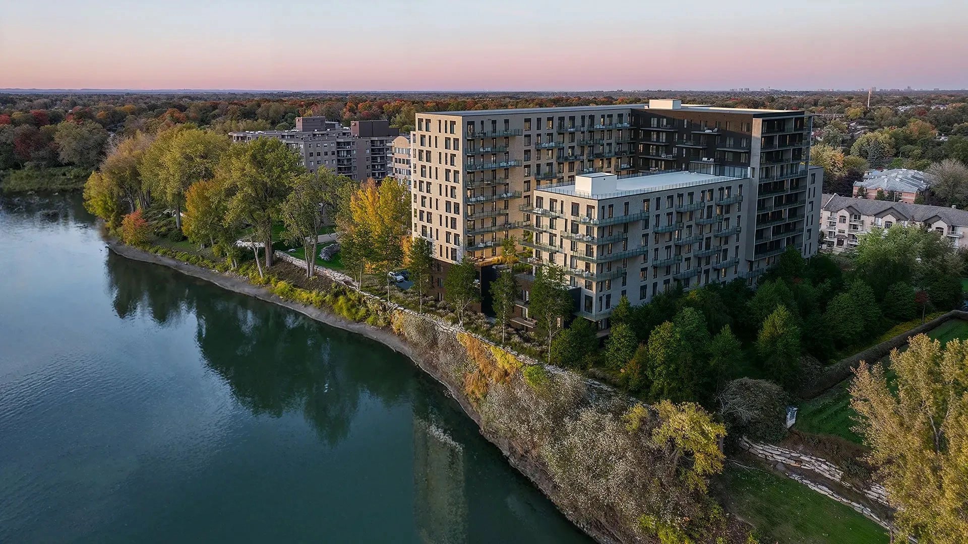 #212 - 240 Ch. de la Rive-Boisée