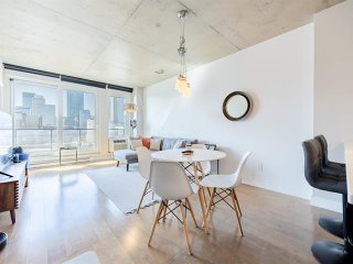 #617 - 235 Rue Peel