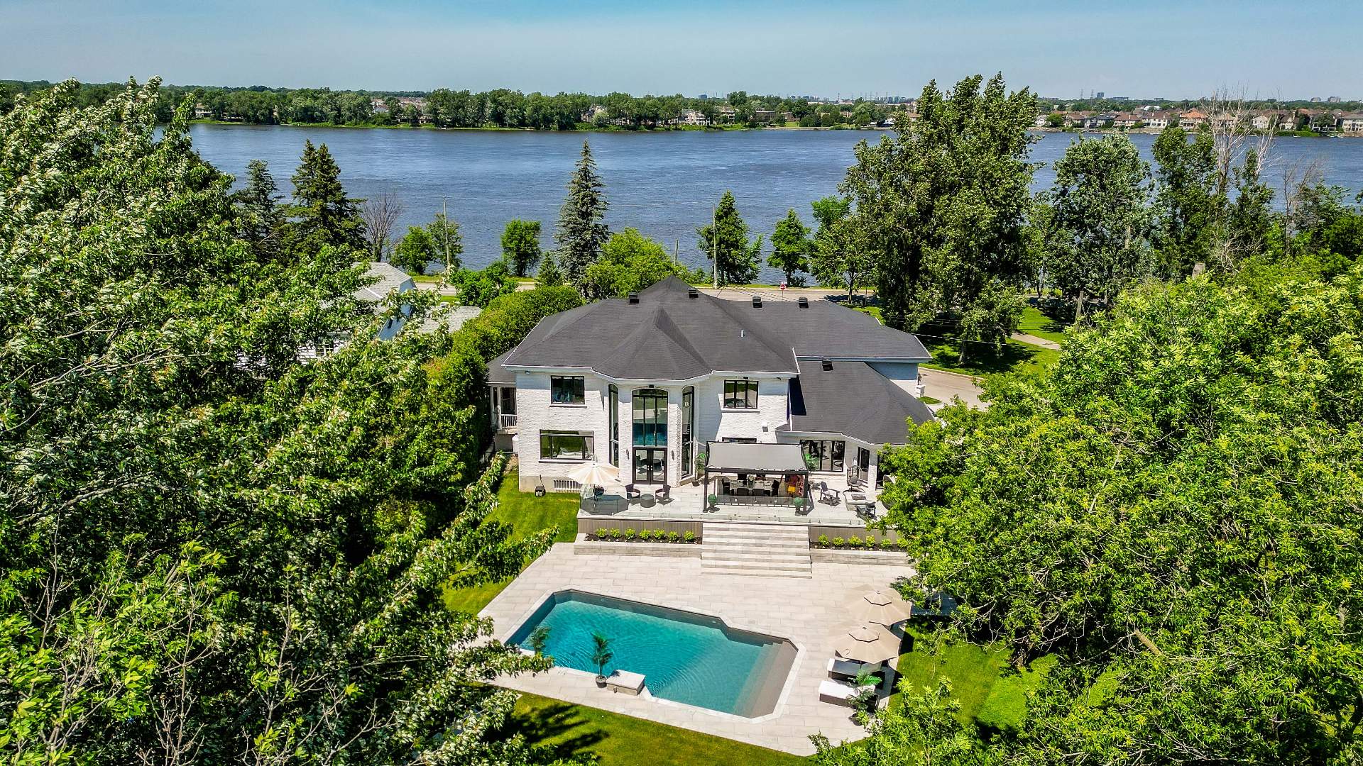  4998 Rue Bayview