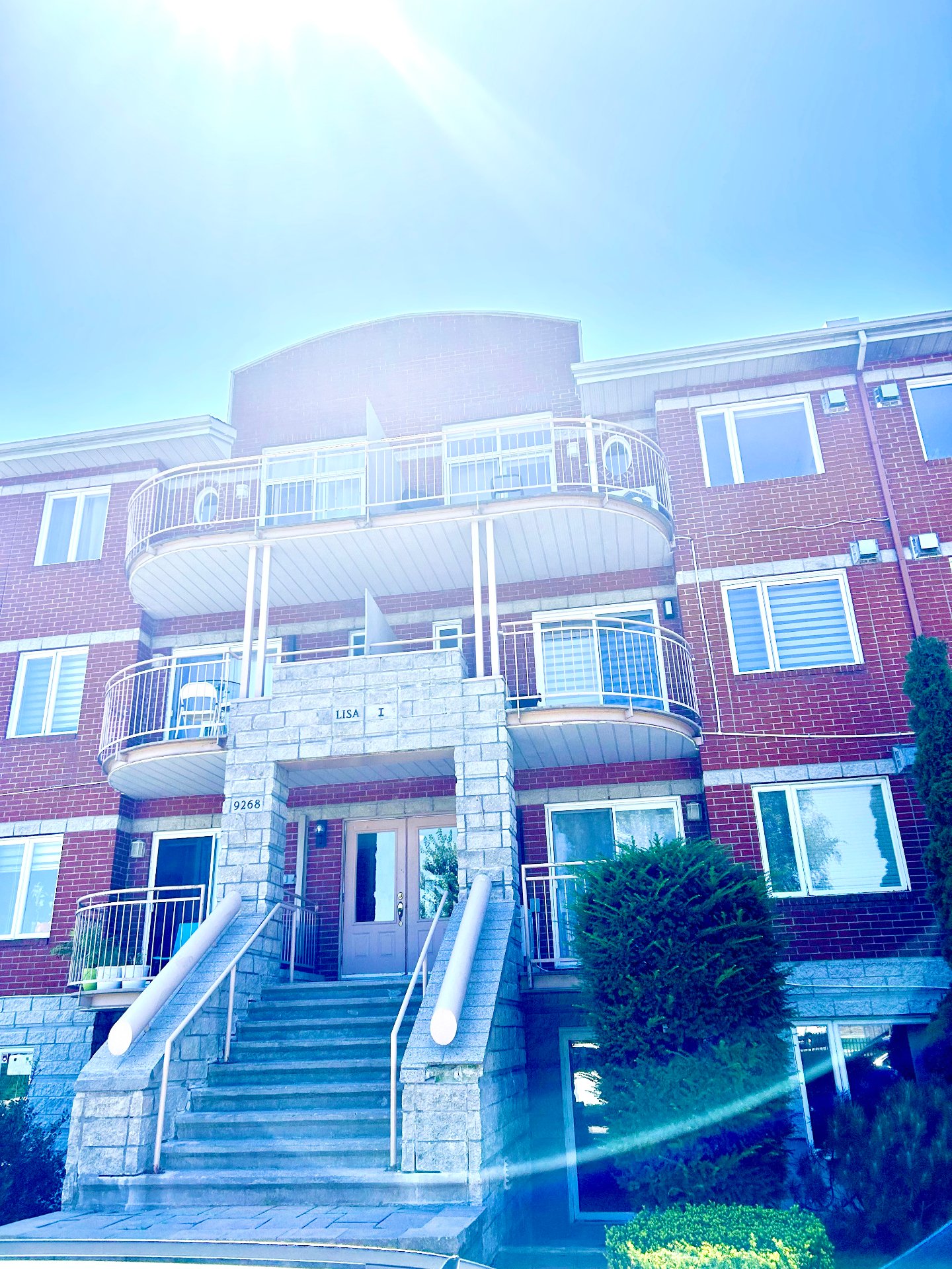 #102 - 9268 Rue Centrale