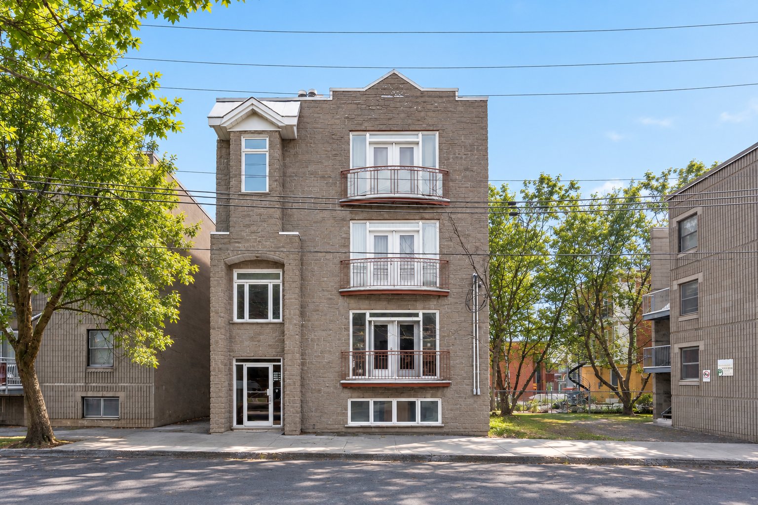 2470 Rue Logan