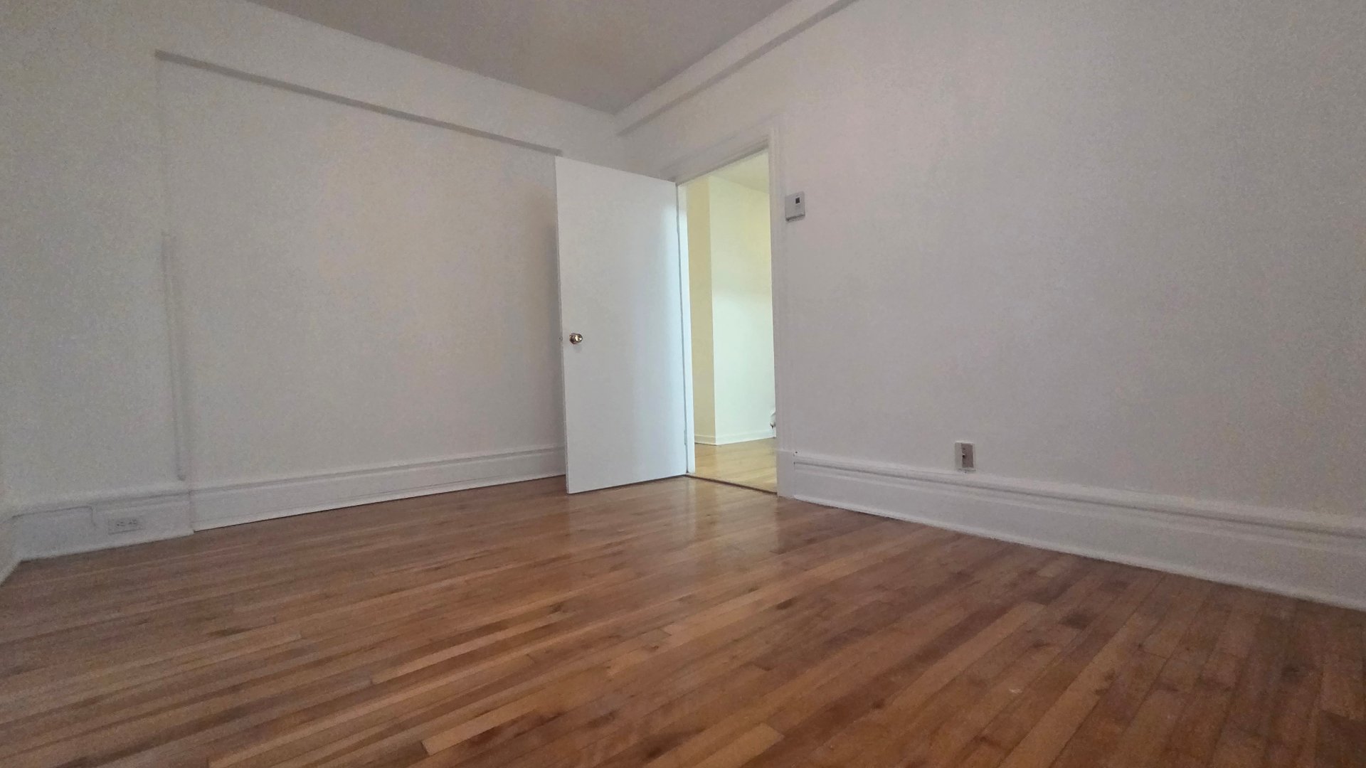 #1 - 2205 Av. Regent