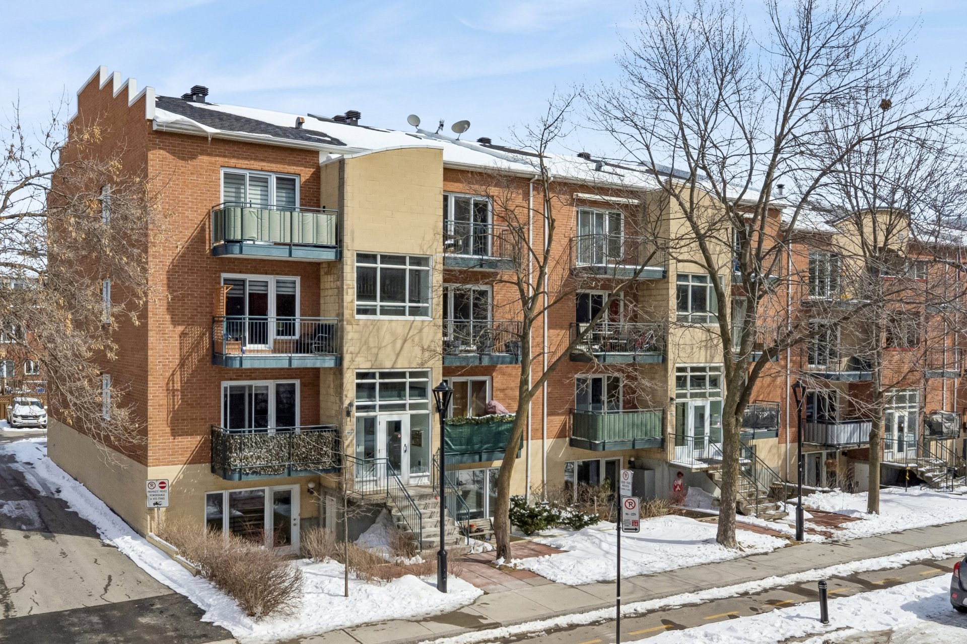 #4 - 2655 Av. Bennett