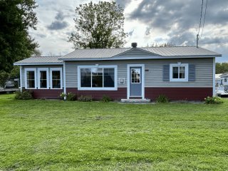 8774 Ch. de la Pointe-Hopkins