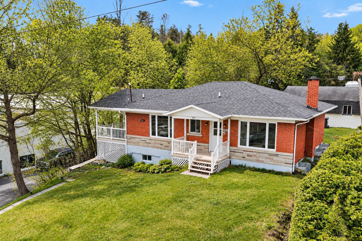 303 Rue Queen