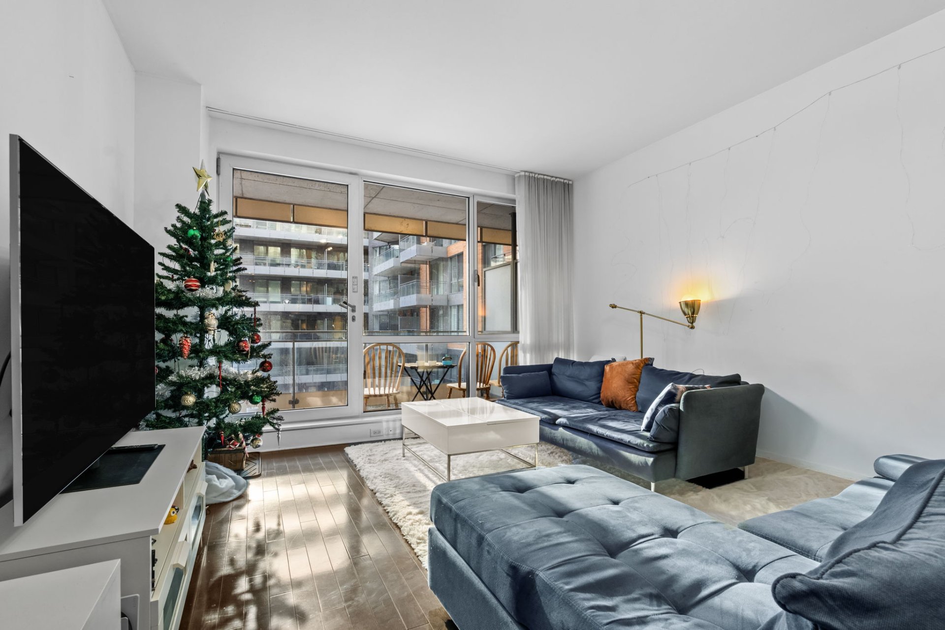 #303 - 901 Rue de la Commune E.