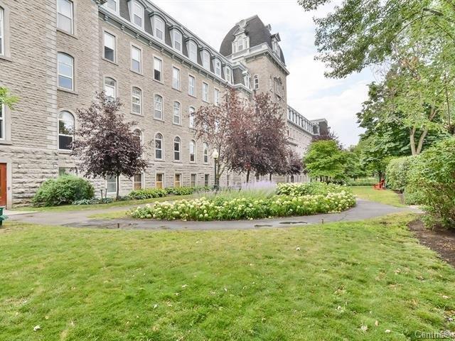 #114 - 244 Rue Sherbrooke E.