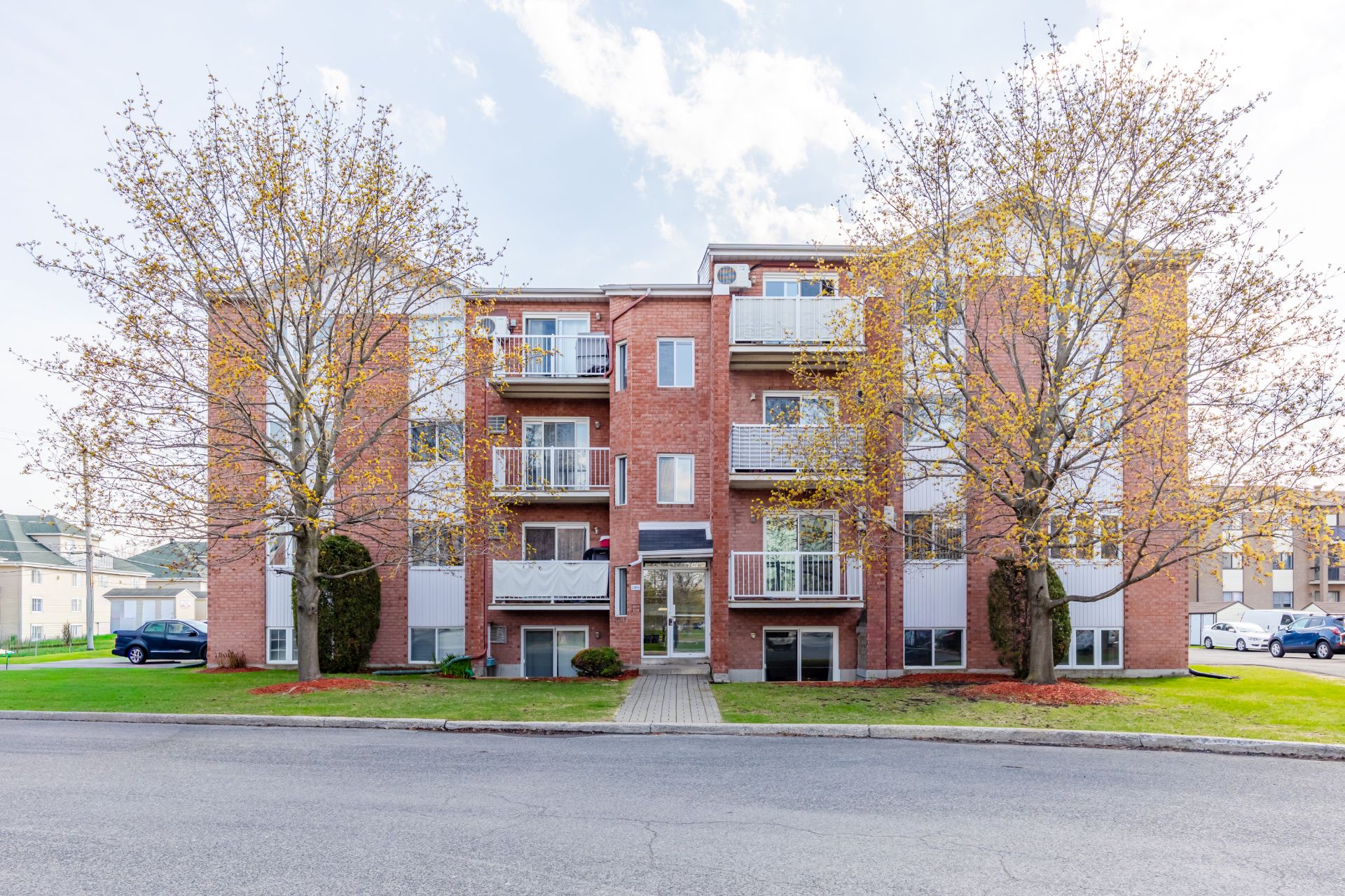#104 - 2355 Rue Henri-Cyr