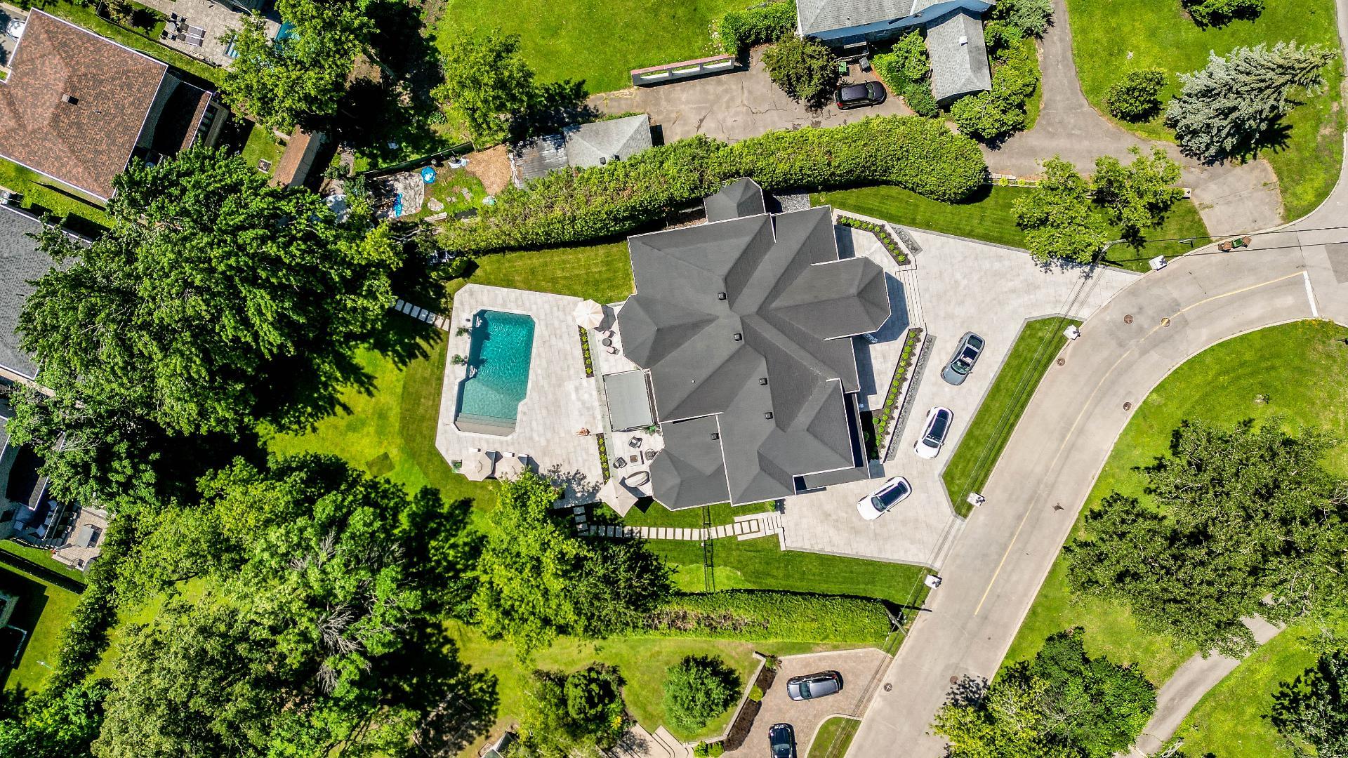  4998 Rue Bayview