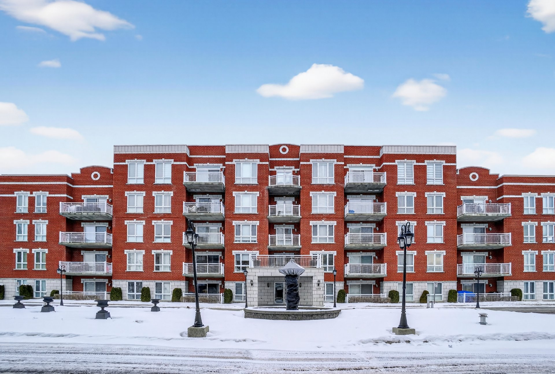 #302 - 4425 Boul. St-Jean