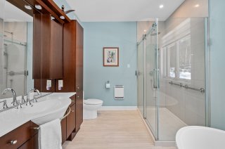 Ensuite bathroom