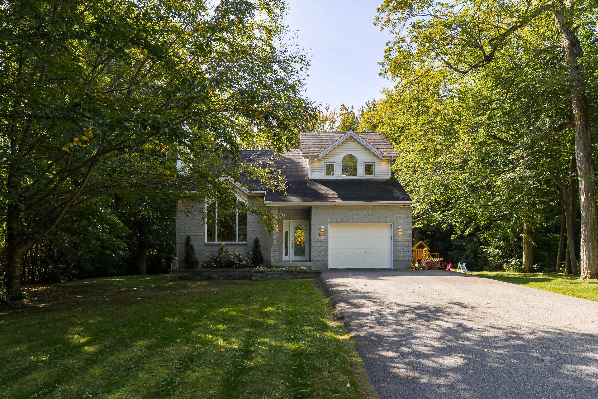 1037 Rue Maple Ridge — photo 1