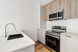 #210 - 814 2e Avenue
