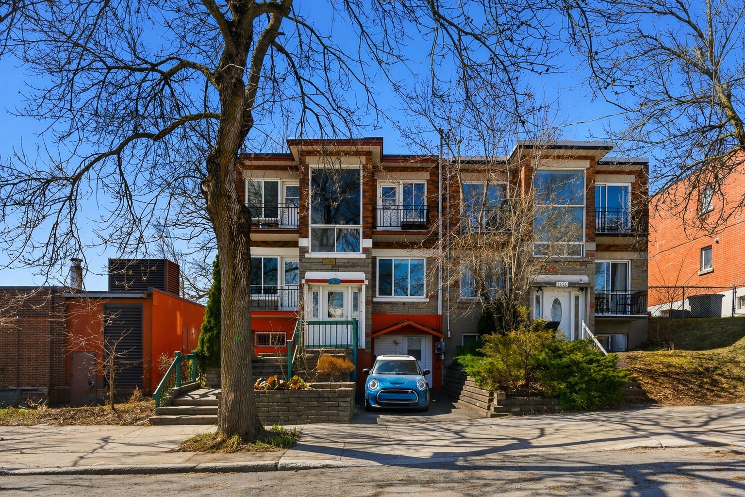 2540 Rue Dézéry